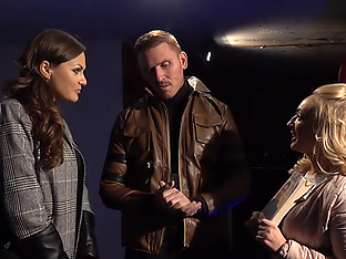 Attractive Big Tits Camgirl Squirting On Webcam